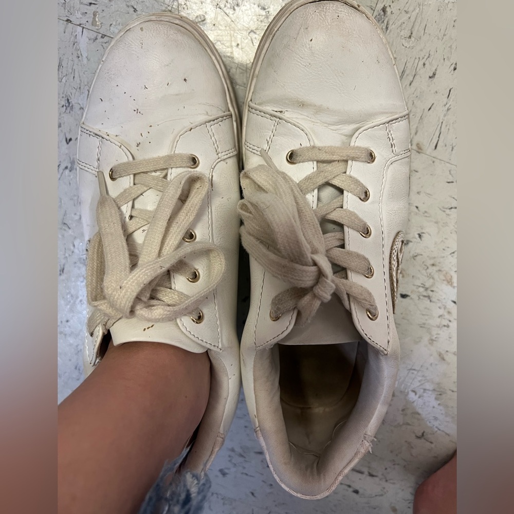 Women’s tennis shoes